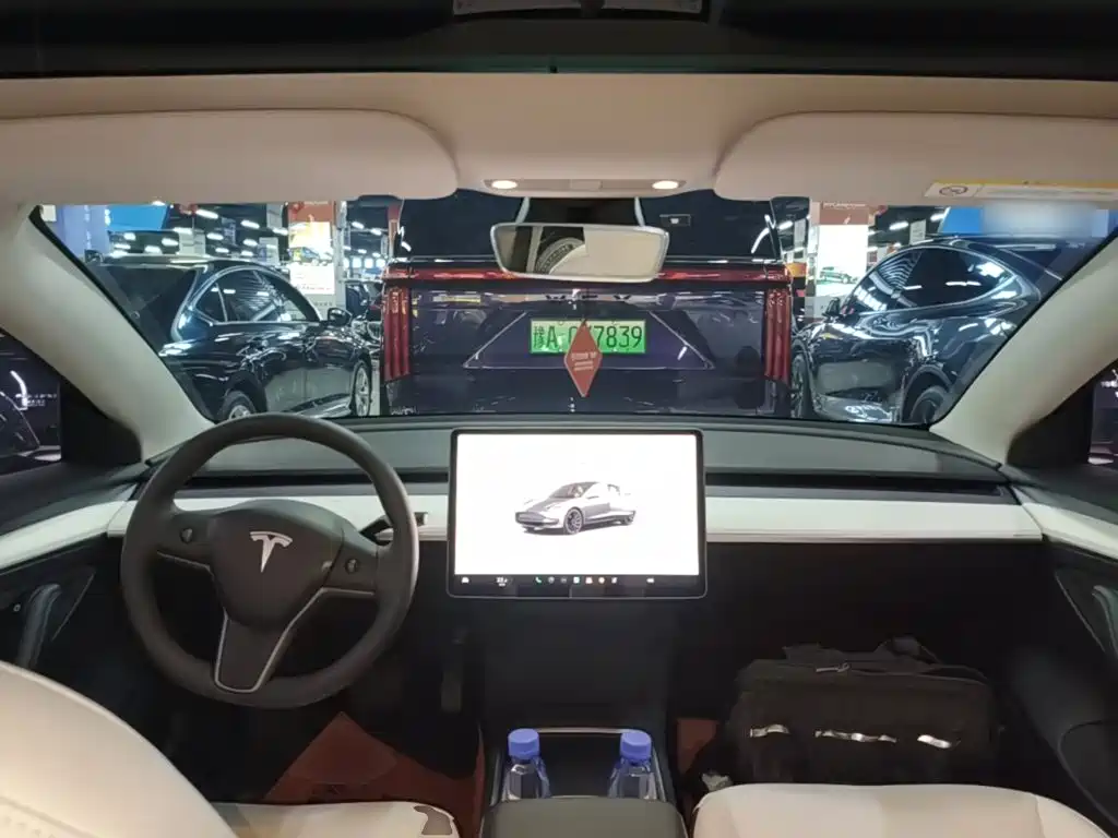 Фото 10 - Tesla Model 3