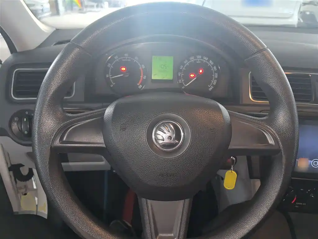 Škoda Rapid 2016 1.6L Manual Pioneer Edition фото 11