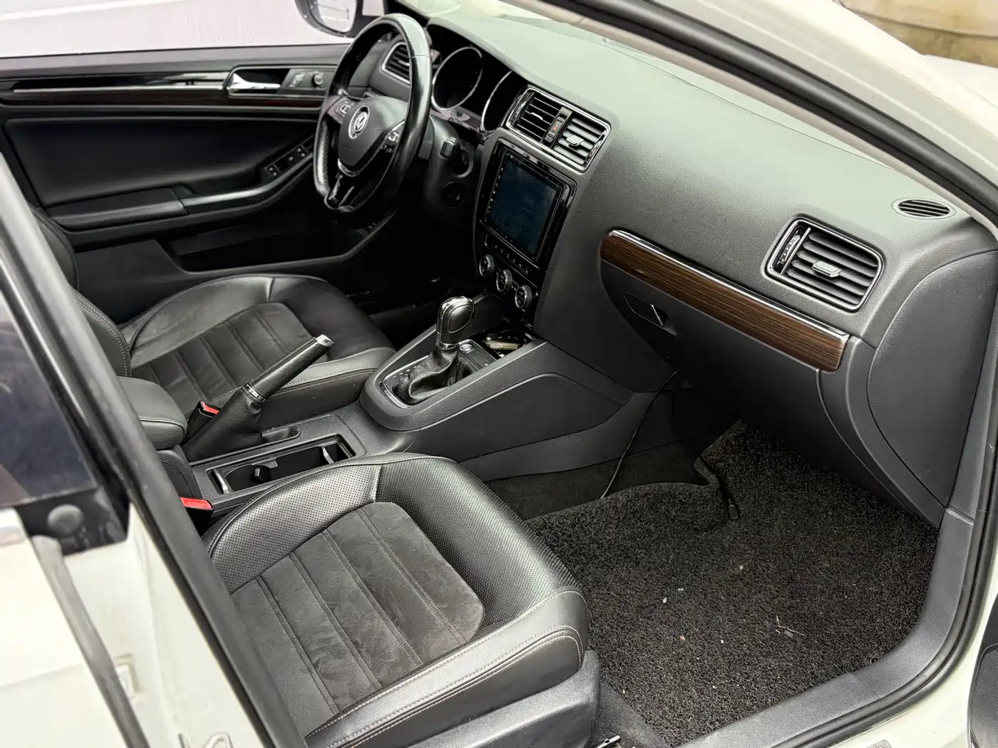 Volkswagen Sagitar 2017 230TSI Automatic Luxury фото 6