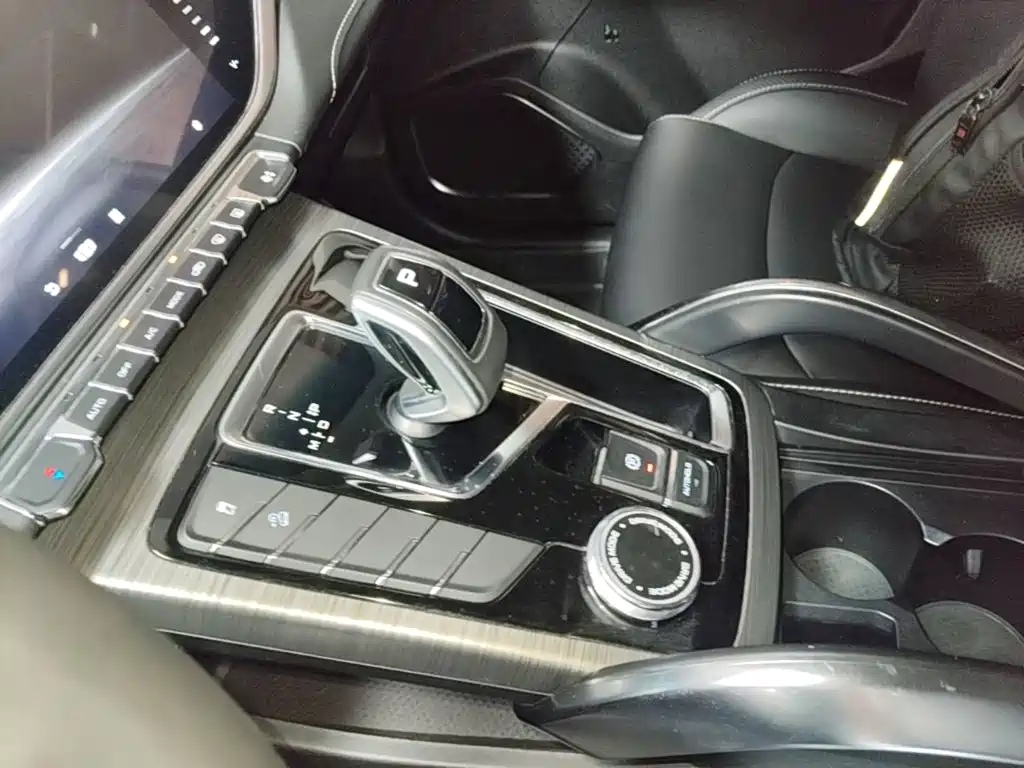 Фото 14 - Geely Atlas