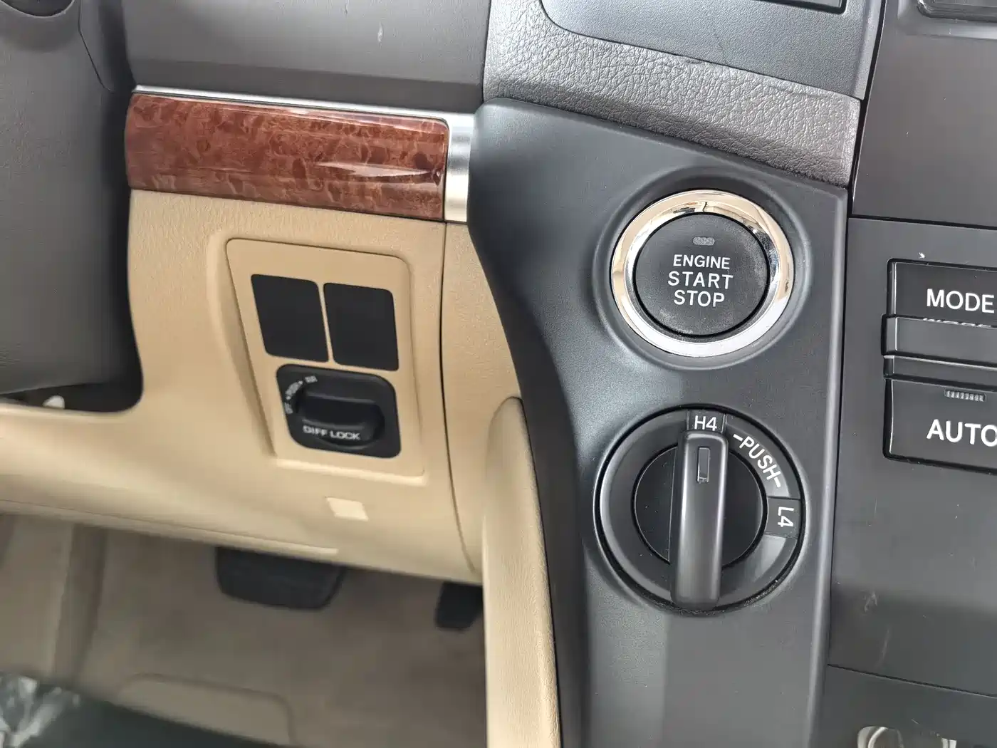 Toyota Land Cruiser (Import) 2015 4.0L V6 Middle East Limited Edition фото 13