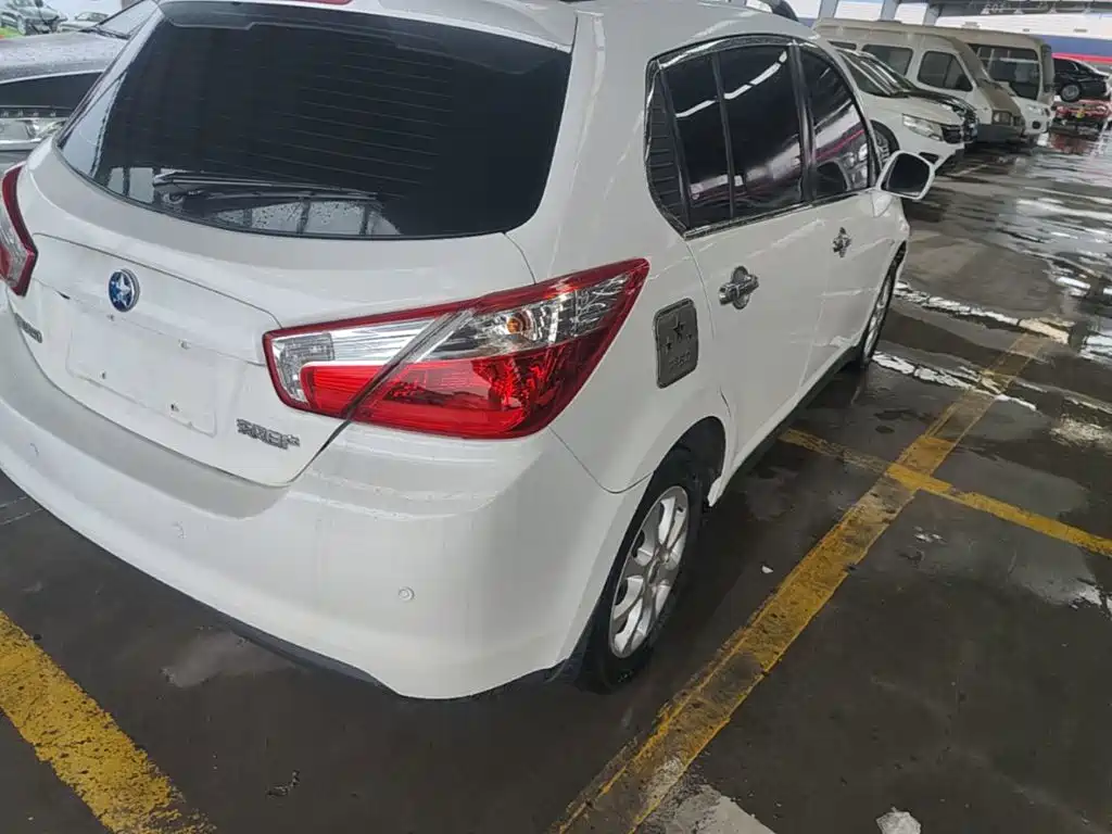 Venucia R50 2016 2015 1.6L Automatic Luxury Edition