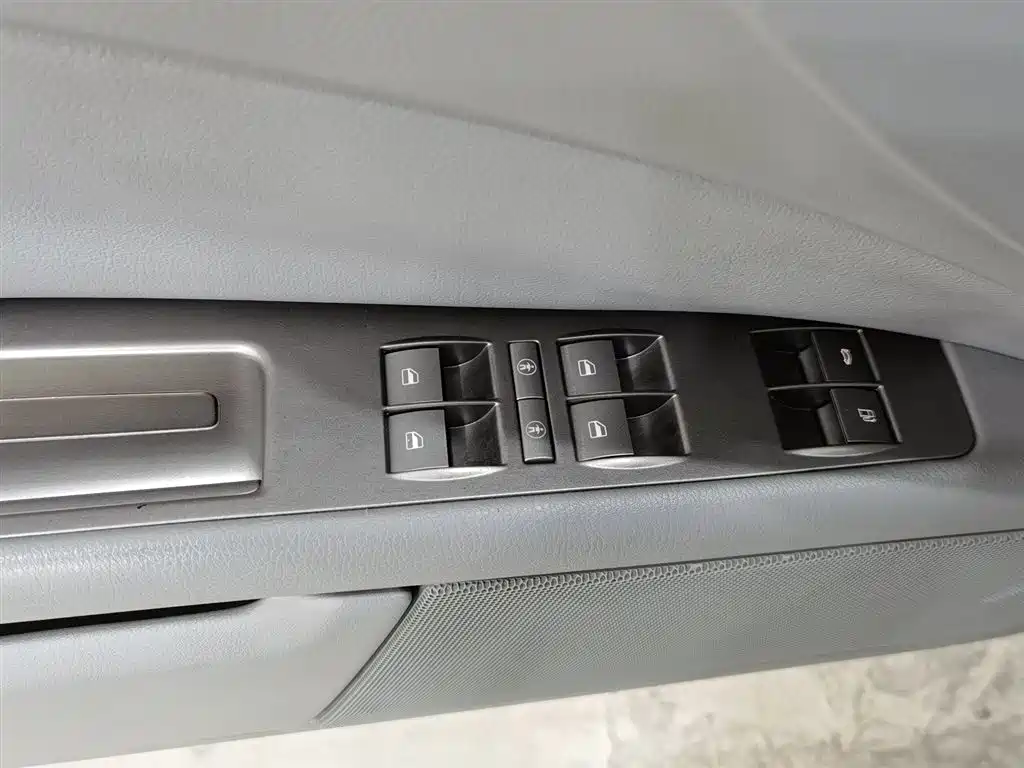 Volkswagen Phaeton 2009 Model 3.6L V6 5-seat Extended Comfort фото 9