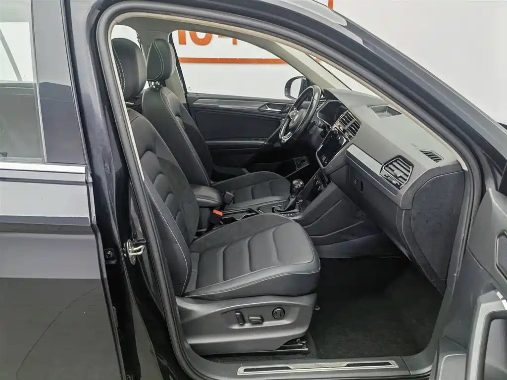 Volkswagen Tiguan L 2021 330TSI Automatic 2WD R-Line Premium фото 23