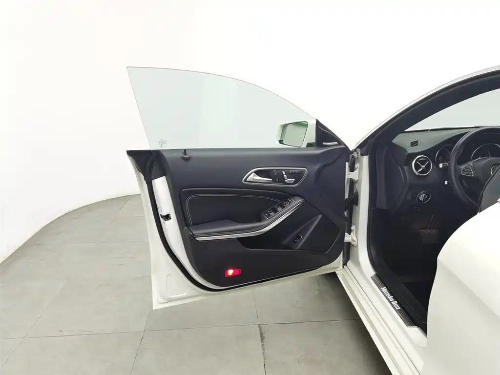 Mercedes-Benz CLA (Import) 2016 Facelift CLA 200 Style фото 8