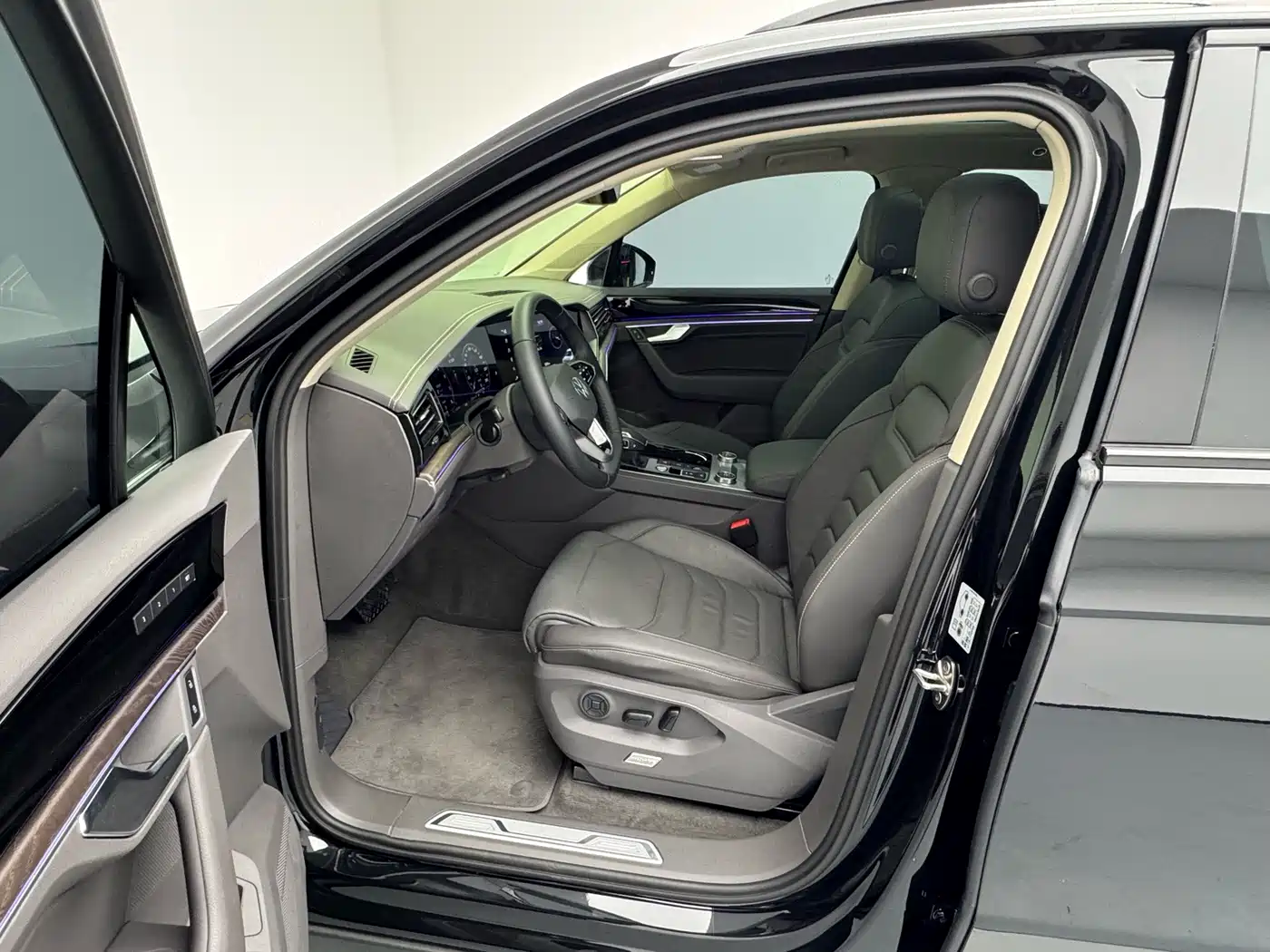 Volkswagen Touareg 2026 2023 3.0TSI R-Line Black Sports Package