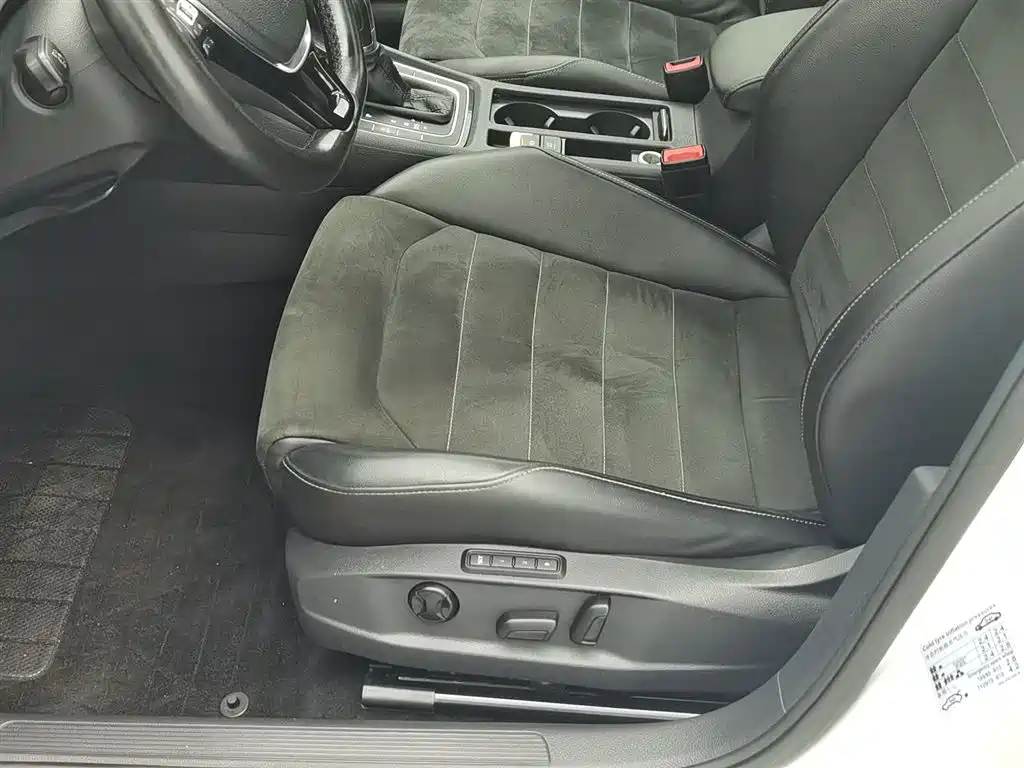 Volkswagen Golf 2020 Beloved Edition 280TSI DSG Luxury фото 20
