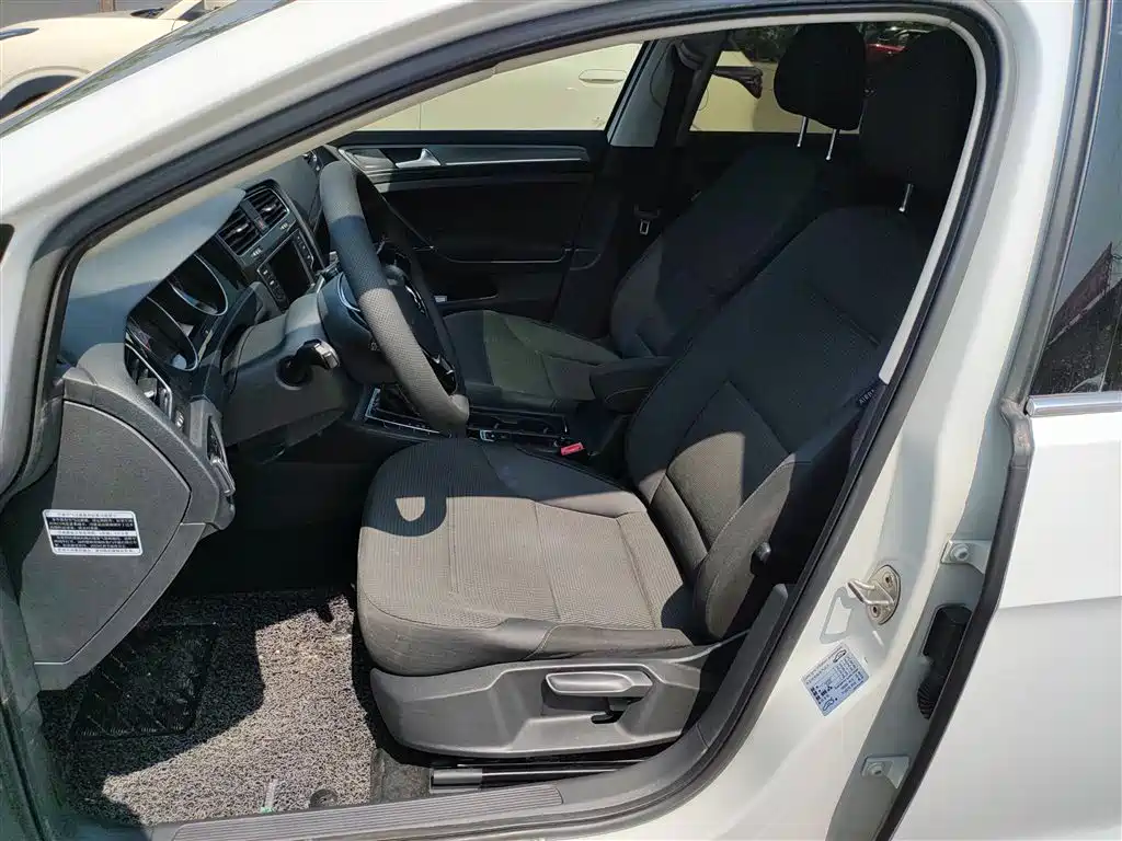 Volkswagen Golf 2017 1.6L Auto Comfort Millionth Edition фото 11