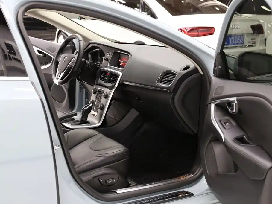 Volvo V40 2018 2018 T3 R-Design Edition