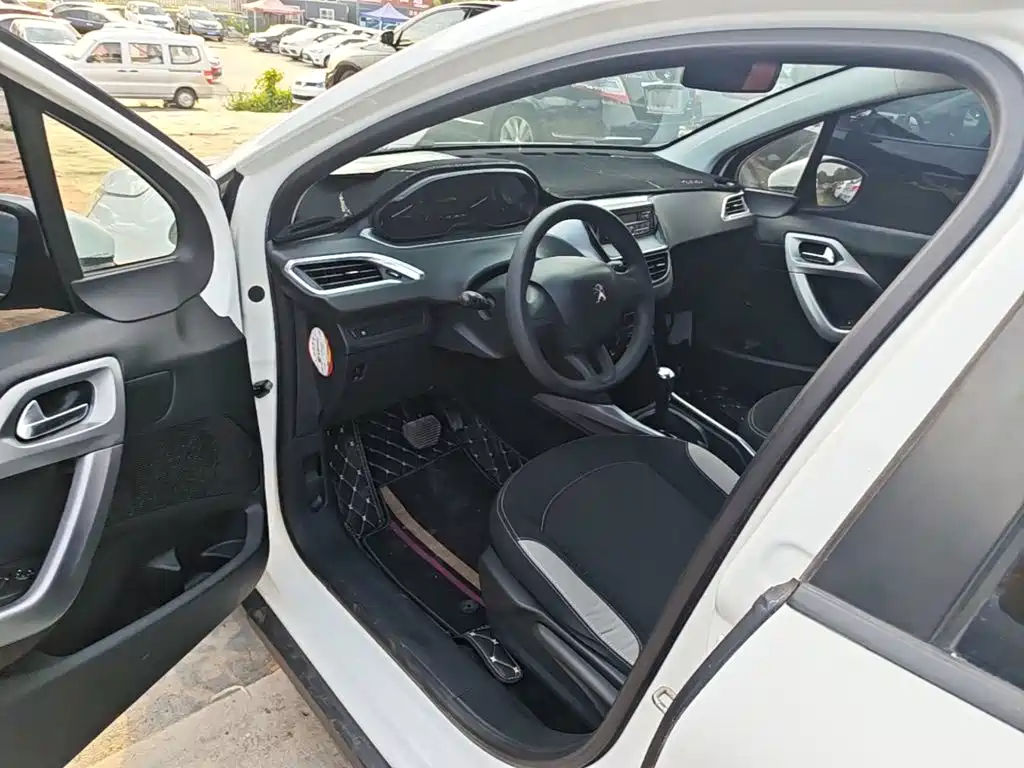 صورة 12 - Peugeot 2008