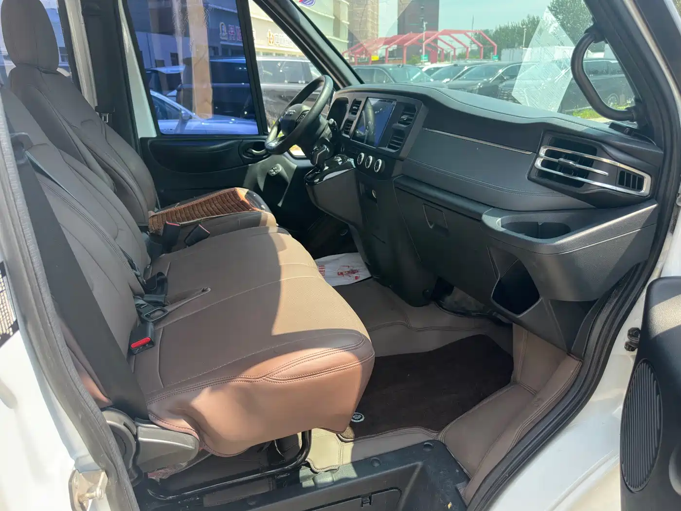 Jiangling JMC Fushun 2024 2023 Model 2.0T Automatic Short Wheelbase Medium Roof Commercial MPV 6 Seats