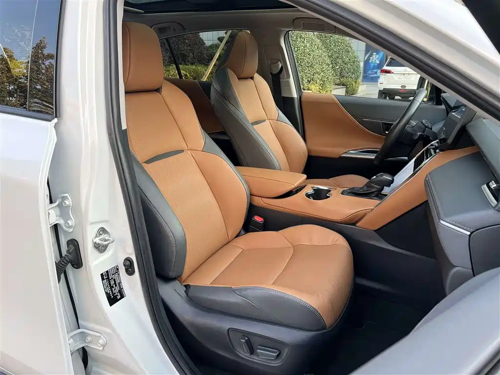Toyota Venza 2022 2.0L CVT AWD Ultimate Edition фото 7