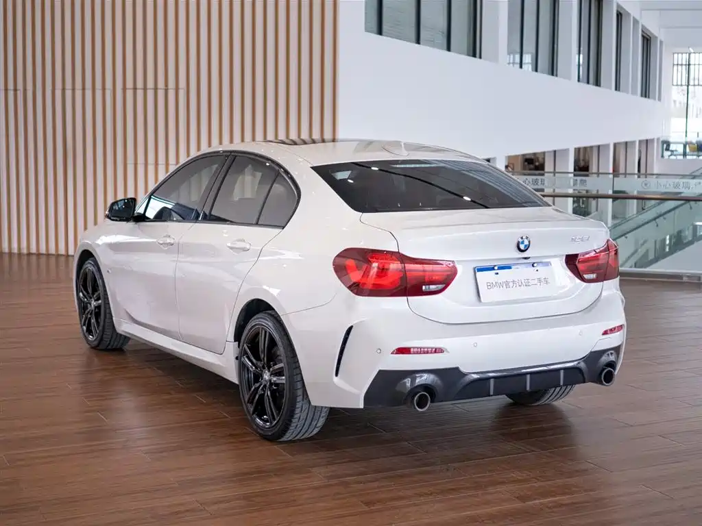 BMW 1 Series 2023 125i M Sport Shadow Edition фото 8