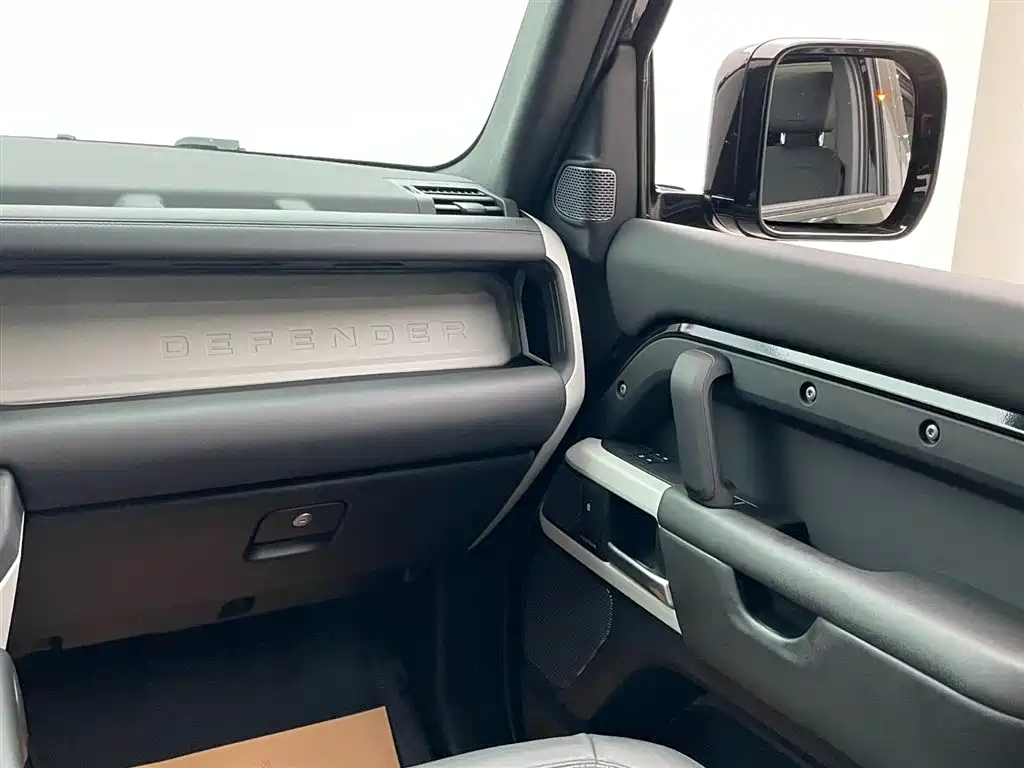 Land Rover Defender 2024 110 3.0T P400 XS фото 31