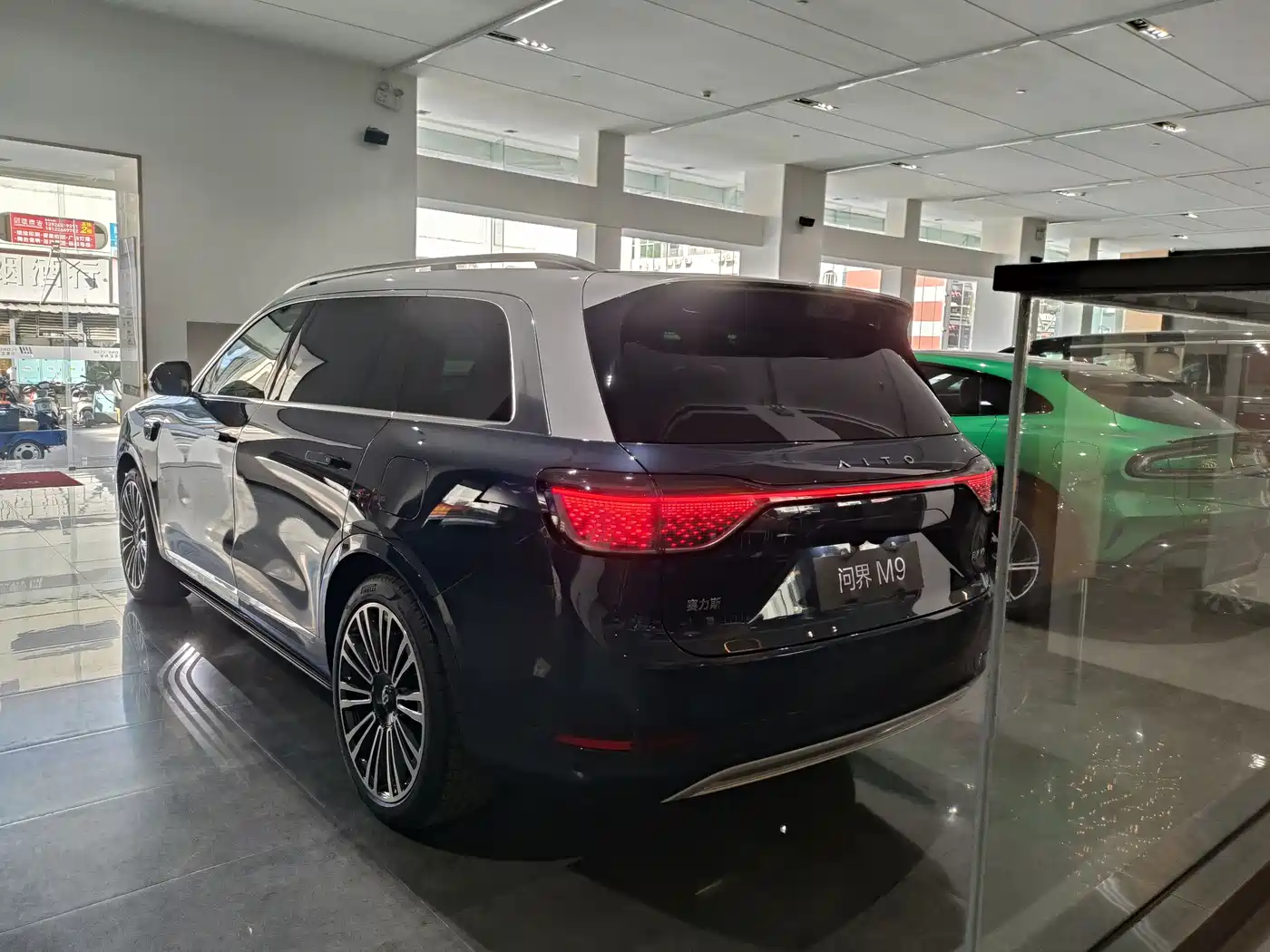 AITO Wenjie AITO M9 2025 Extended Range Ultra 52kWh 6-Seater фото 12