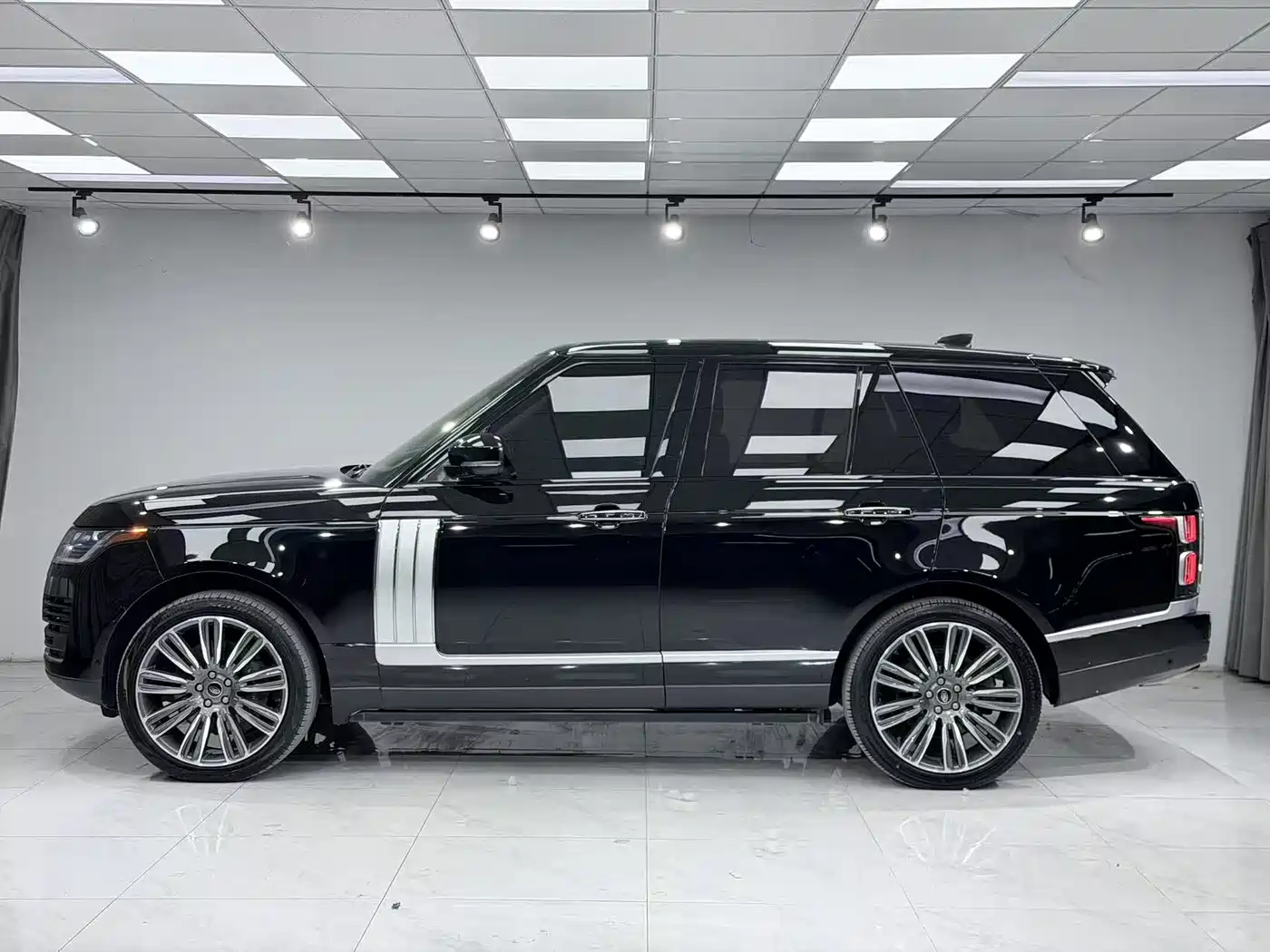 Land Rover Range Rover 2019 3.0 SCV6 Heritage Edition фото 3