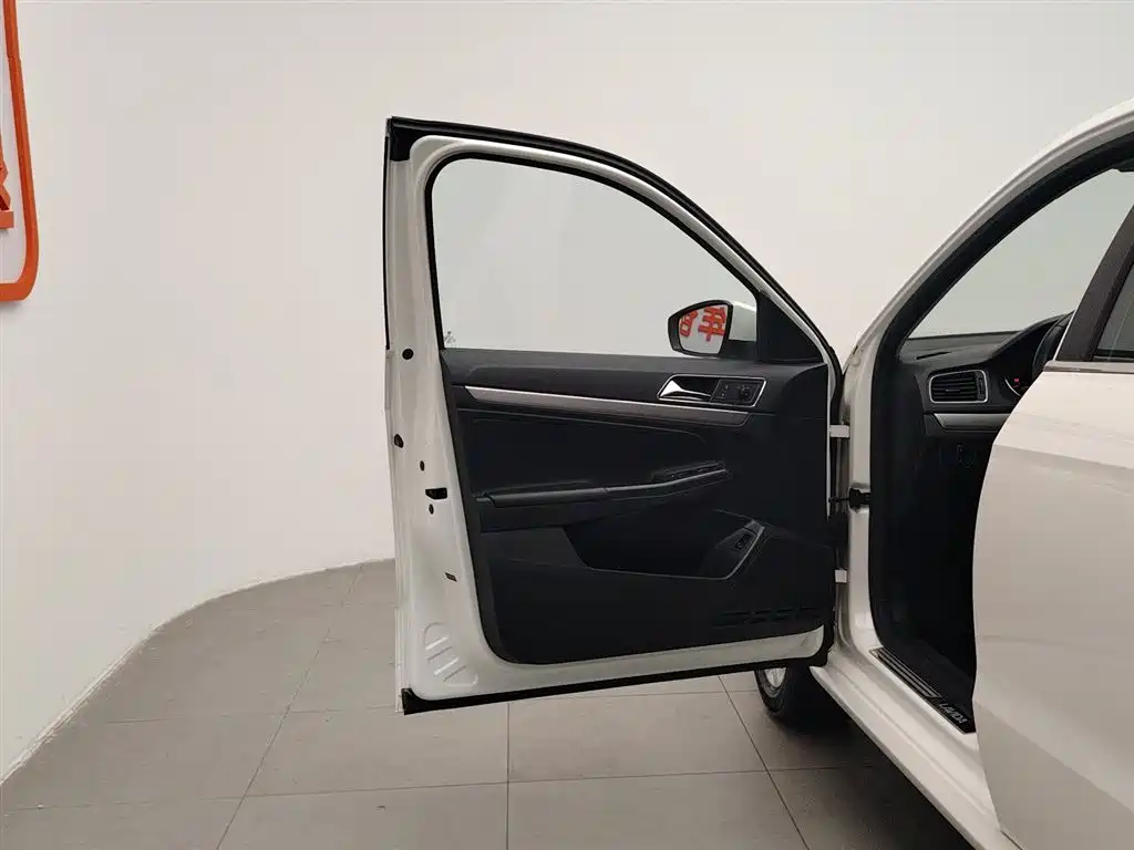 Volkswagen Lavida 2017 1.6L Manual Comfort Edition фото 8