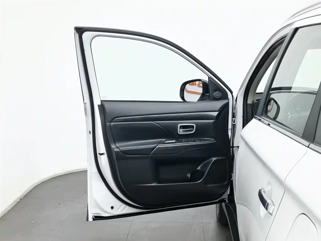 Mitsubishi Outlander 2018 2.4L 4WD Luxury Edition 7-seater фото 8