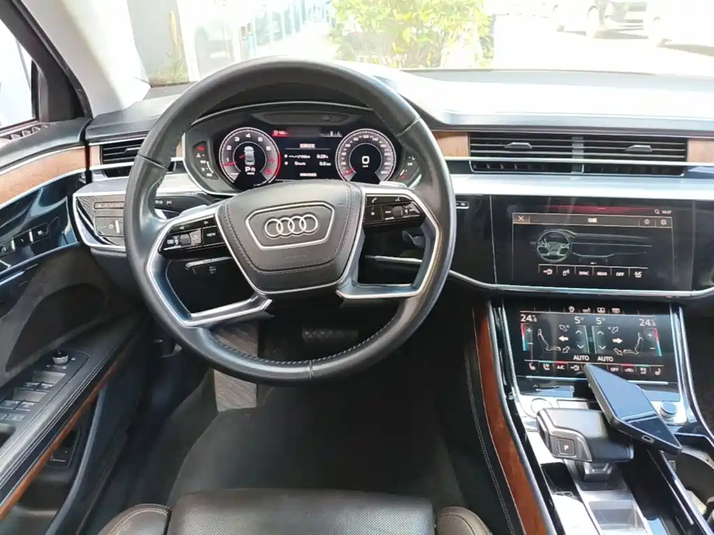 Фото 15 - Audi A8