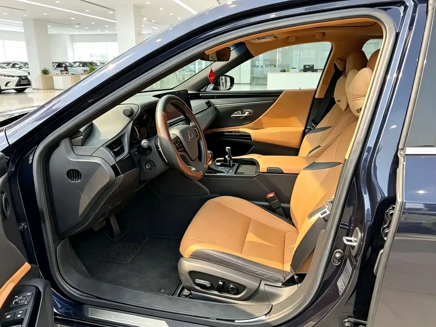 Lexus ES 2023 200 Luxury Edition фото 4