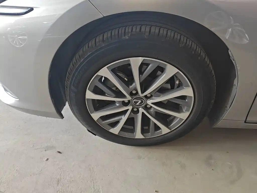 Фото 23 - Lexus ES