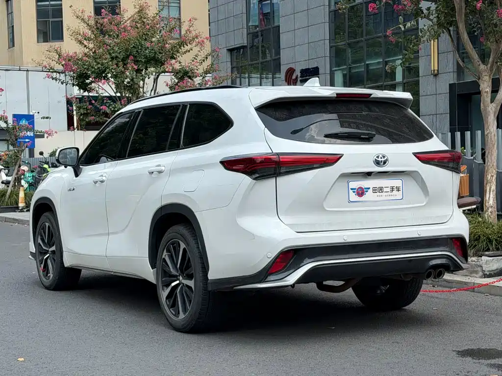Фото 4 - Toyota Crown Kluger