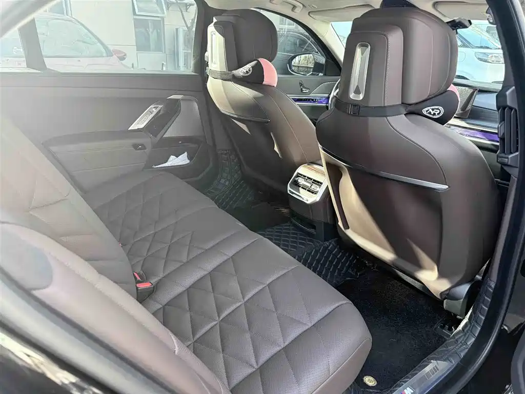 BMW 7-SERIES