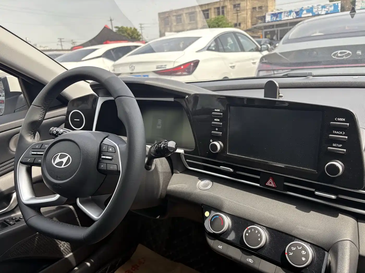 Hyundai Elantra 2023 Model 1.5L CVT LUX Premium Edition фото 6