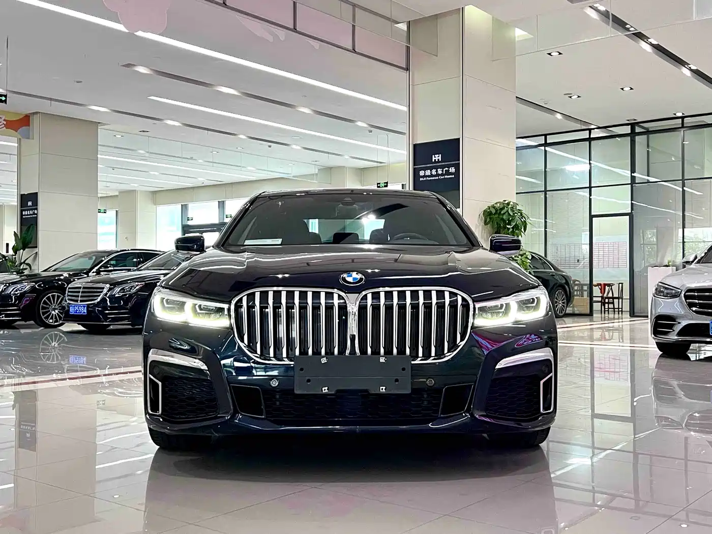 BMW 7 Series 2021 Model 740Li Leading M Sport Package фото 2