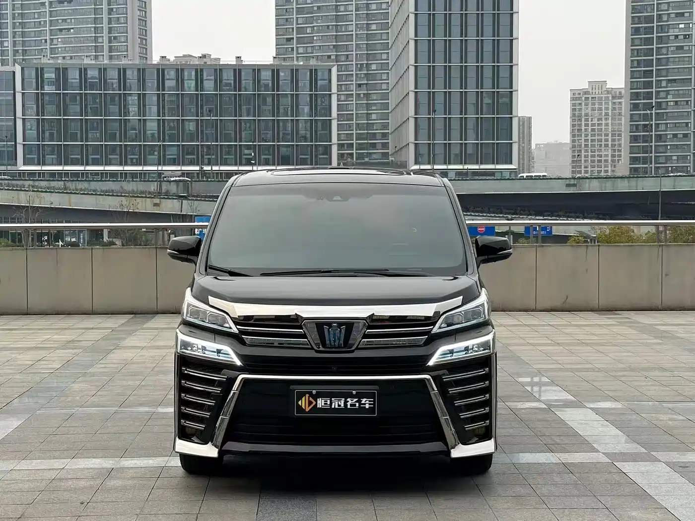 Toyota Vellfire 2021 Crown Hybrid 2.5L HV Supreme Edition фото 2