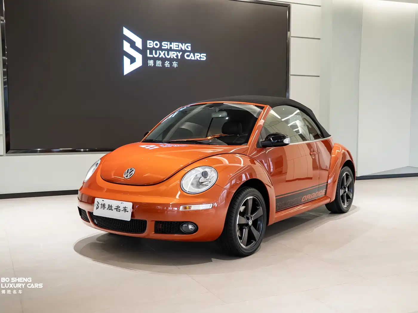 Volkswagen Beetle 2010 Model 2.0 BlackOrange Convertible Luxury Edition фото 47