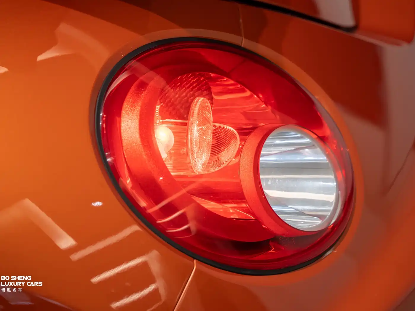 Volkswagen Beetle 2010 Model 2.0 BlackOrange Convertible Luxury Edition фото 48