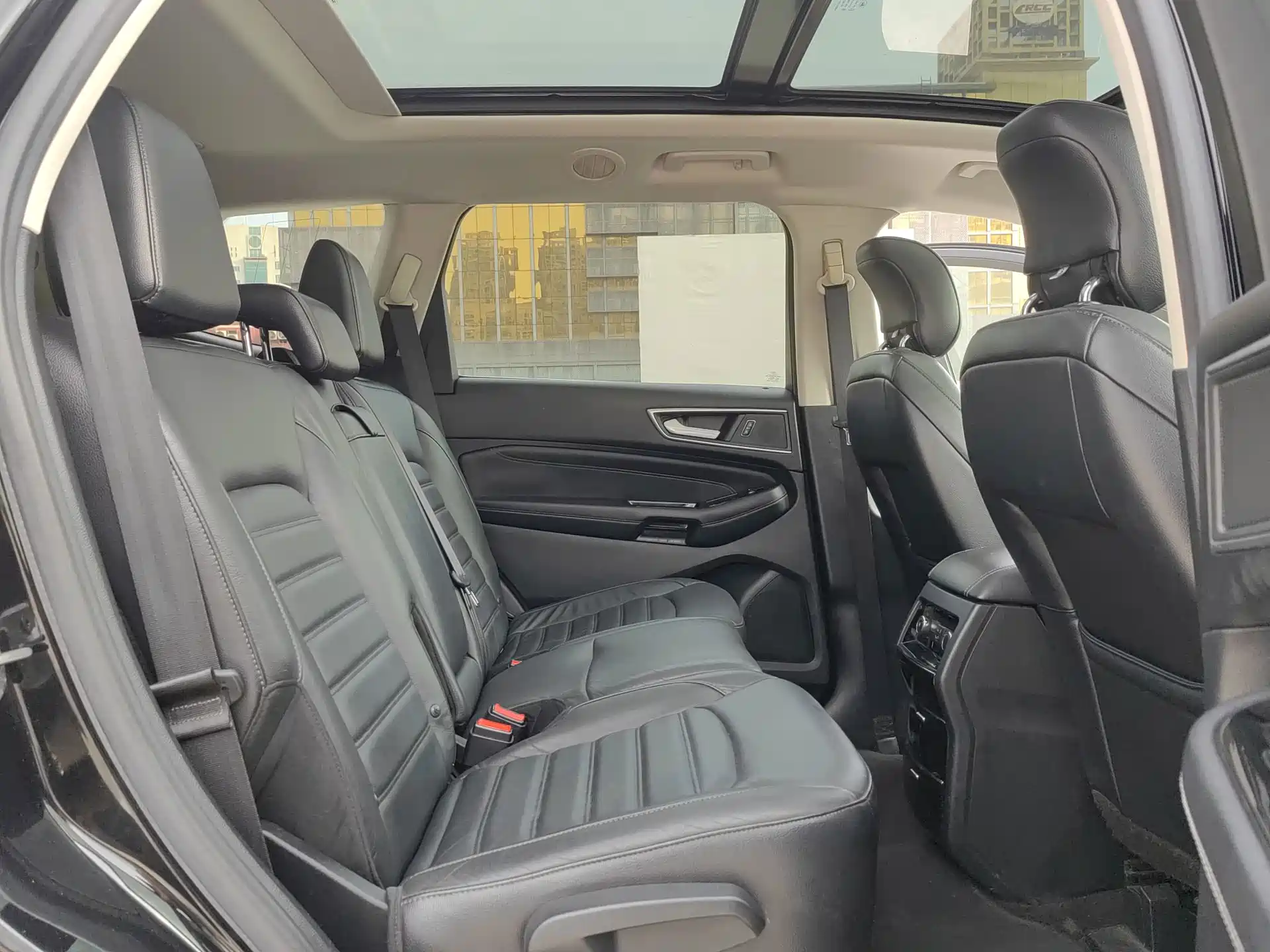 Фото 11 - Ford Edge
