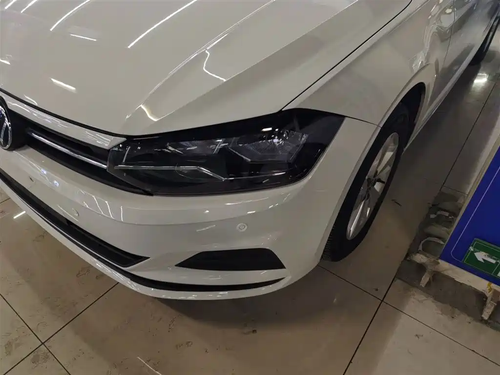 VOLKSWAGEN POLO