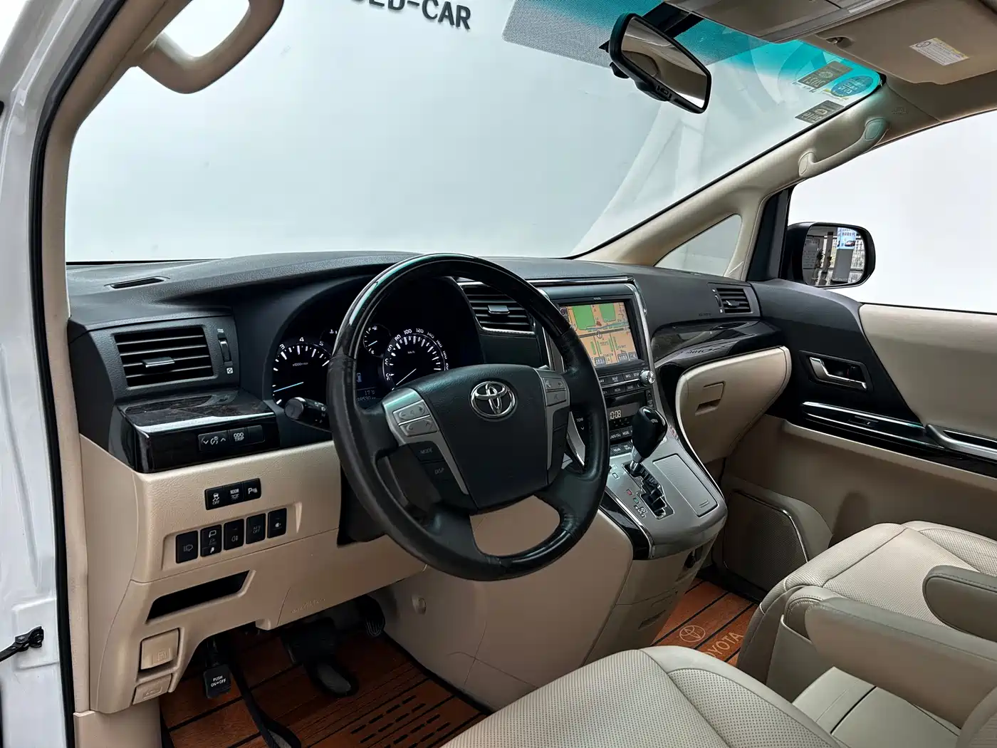 Toyota Alphard фото 6