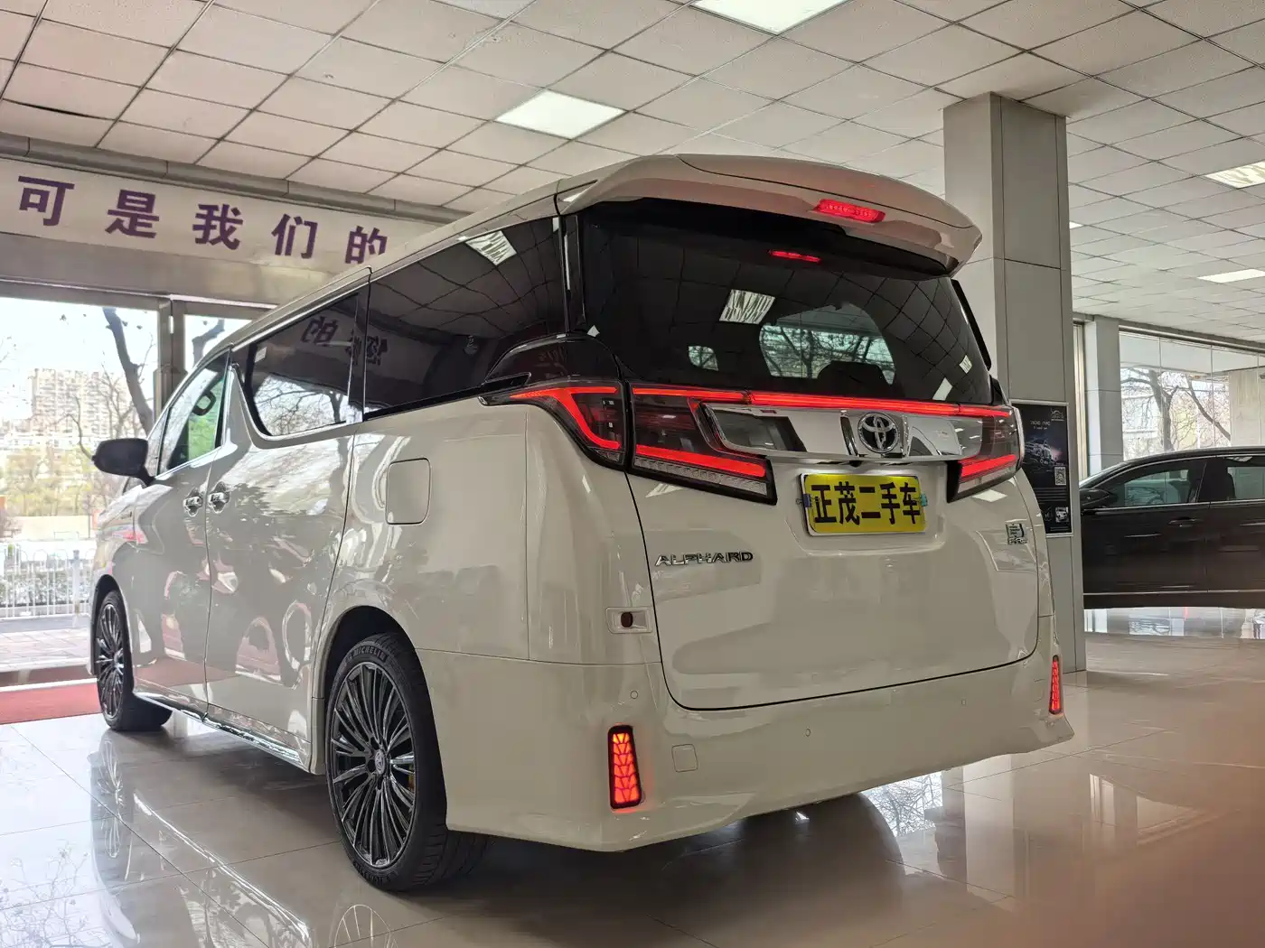 Toyota Alphard 2021 Hybrid 2.5L Luxury фото 21