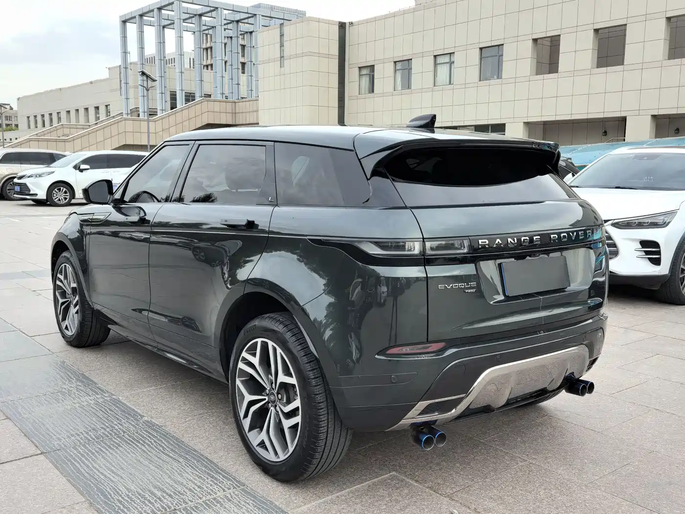 Land Rover Range Rover Evoque 2023 Range Rover Evoque L 249PS Luxury Edition фото 4
