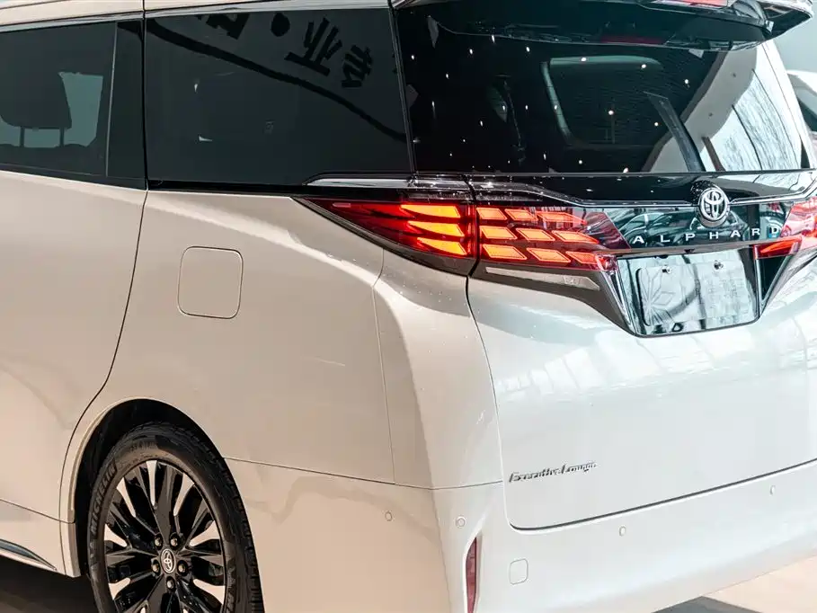 Toyota Alphard 2024 Hybrid 2.5L Ultimate Enjoyment Edition фото 17