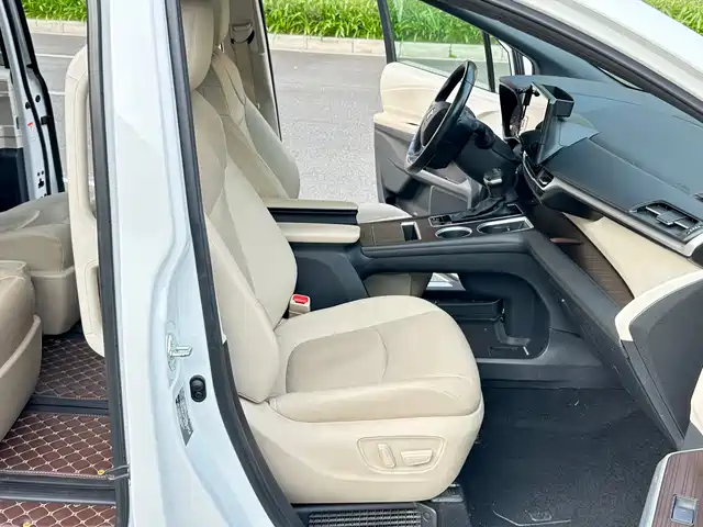 Toyota Granvia 2023 2.5L Hybrid Prestige PLUS Edition — фото 4