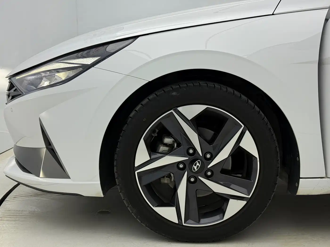Hyundai Elantra 2022 1.5L CVT LUX Premium Edition фото 17