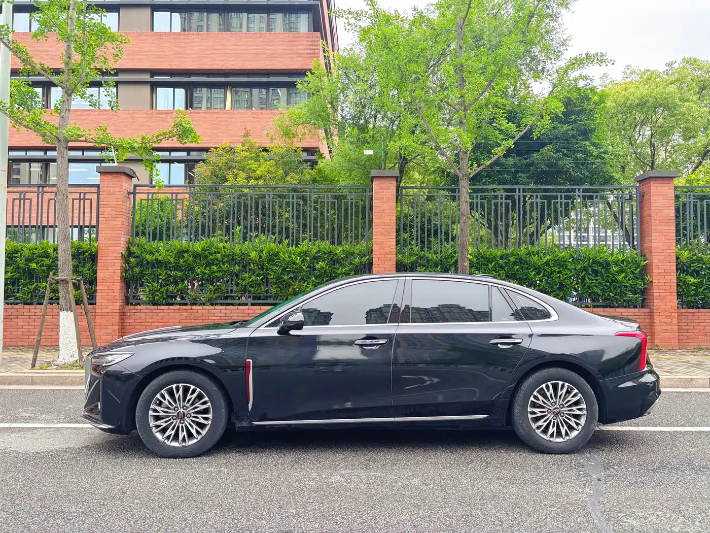 Hongqi H5 2024 1.5T DCT Smart Connect Flag Rhythm Edition фото 4