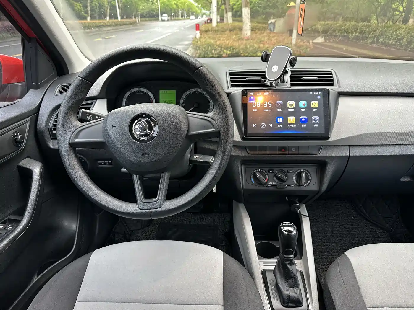 Škoda Fabia 2017 1.4L Auto Car Enjoy Edition фото 10