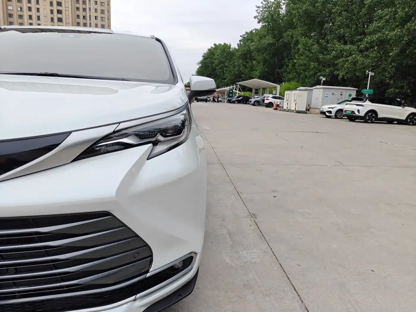 Toyota Sienna 2023 2.5L Hybrid Premium Edition фото 11