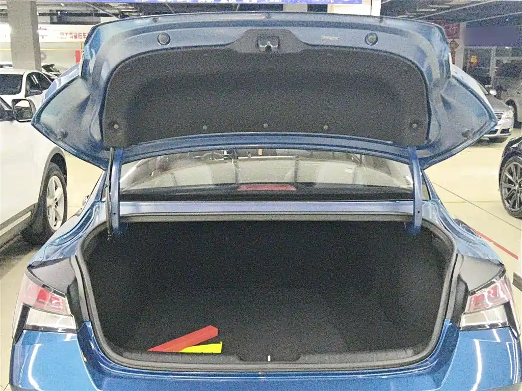 Hyundai Elantra 2021 1.5L CVT LUX Premium Edition фото 19