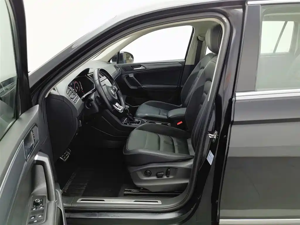 Volkswagen Tiguan L 2021 330TSI Automatic 2WD R-Line Premium фото 10