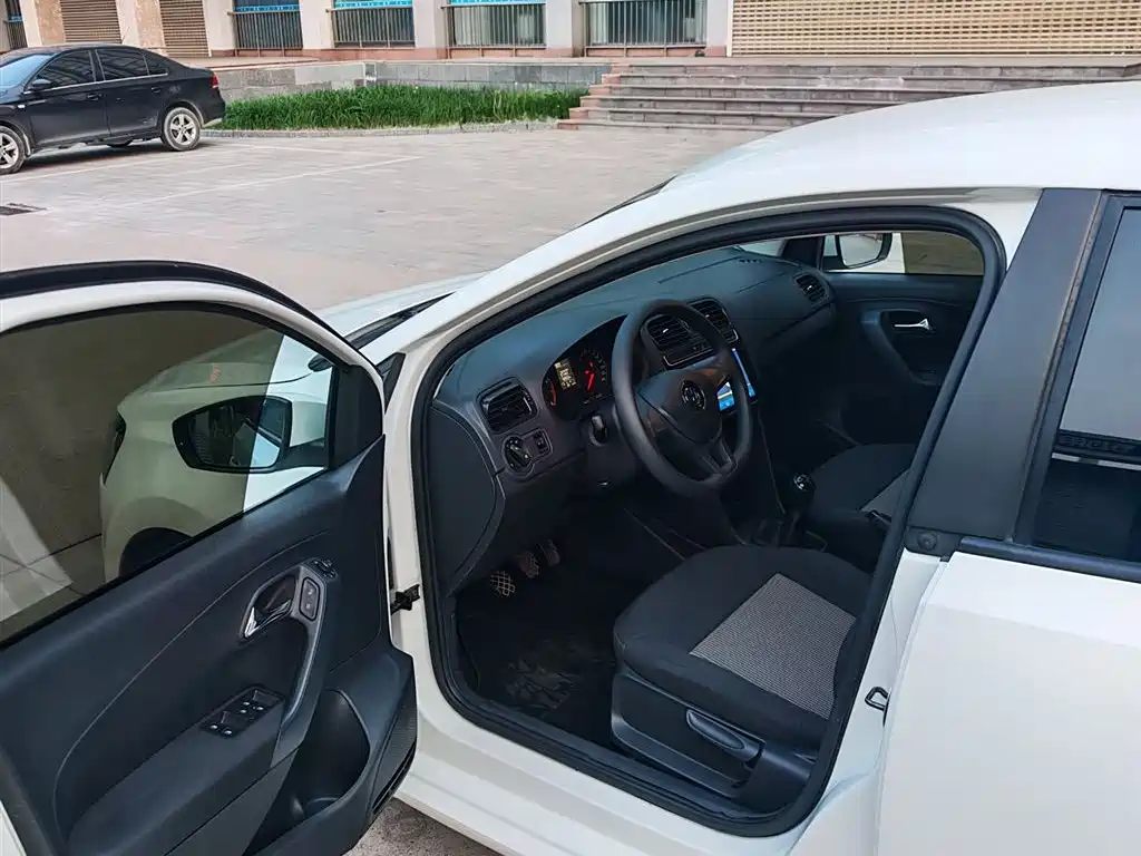 Volkswagen Polo 2016 1.4L Manual Trend фото 12