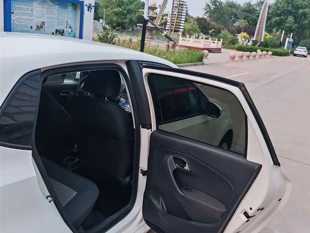 Volkswagen Polo 2016 1.4L Manual Trend фото 18