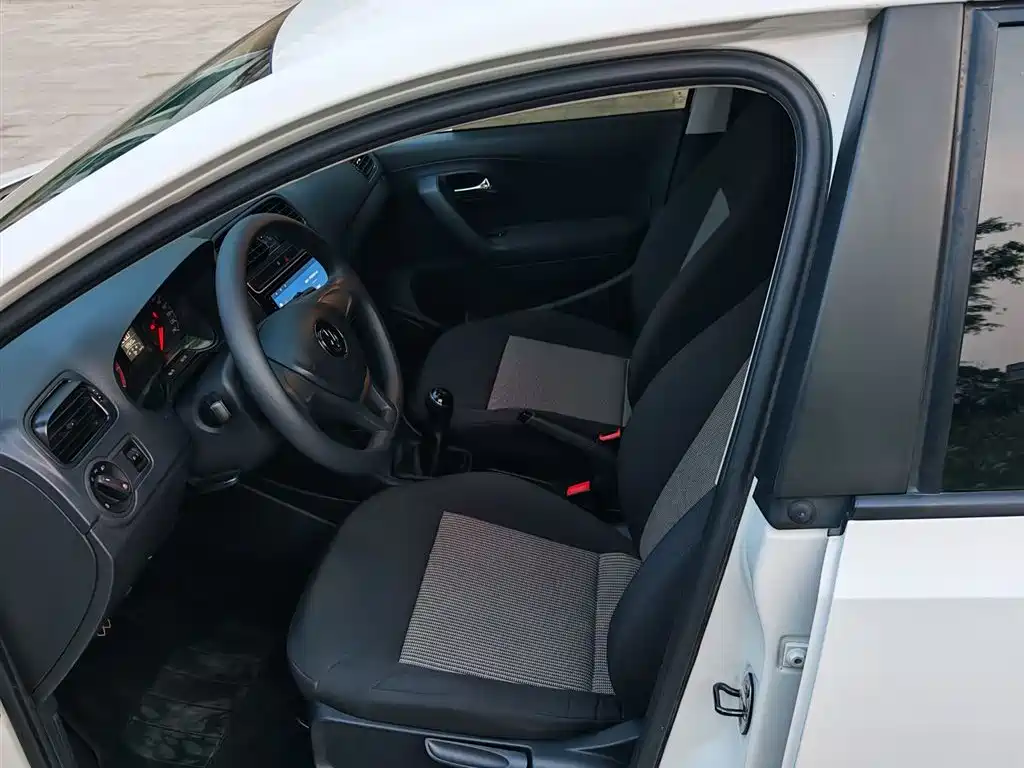 Volkswagen Polo 2016 1.4L Manual Trend фото 13