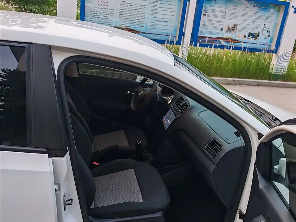 Volkswagen Polo 2016 1.4L Manual Trend фото 17