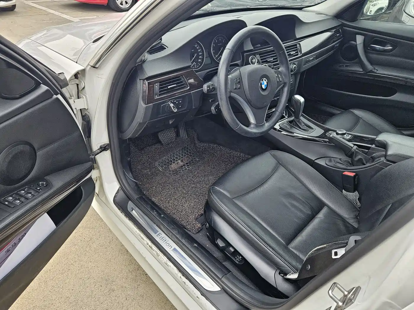 BMW 3 Series 2011 325i Luxury фото 4